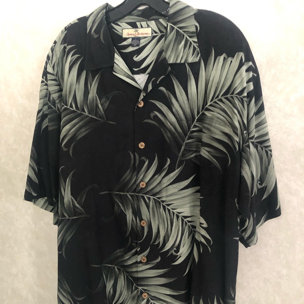 Tommy Bahama size large Hawaiian shirt mint condition